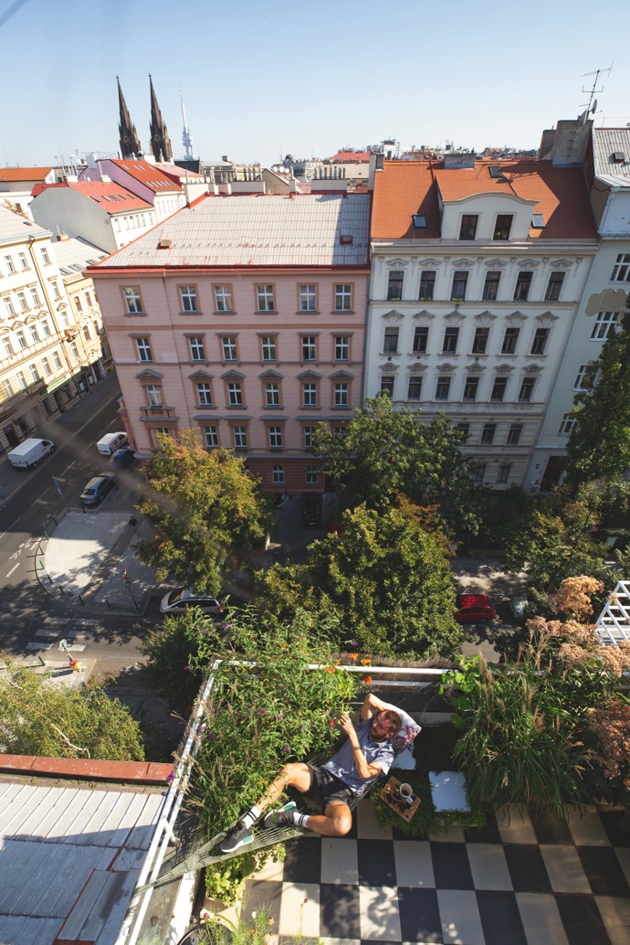 Kdo říká, že „zahrada“ může být jen na zahradě? Krajinný architekt Josef Salač Marianne Bydlení ukázal, že i na terase čtyři krát tři metry a navíc v centru města, může vyrůst krásný džungle, která přivábí motýly a uleví od žáru letního slunce. 
