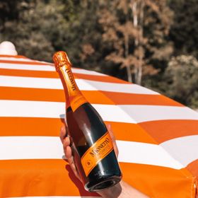 Přeneste se na slavné italské pobřeží a dopřejte si své vlastní dolce vita, a to díky Mionetto Prosecco. Jeho osvěžující bublinky i jemná ovocná chuť dodá letním dnům na terase i zahradě ten pravý italský šmrnc. 

Doporučená cena Mionetto Prosecco je 235 Kč

