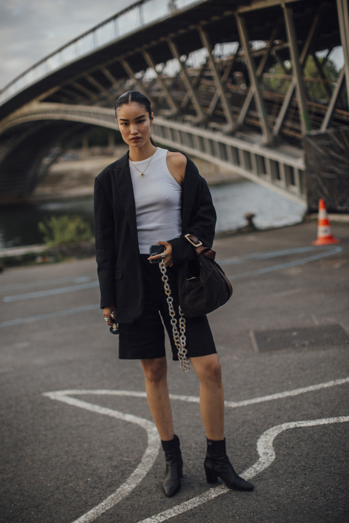 Kotníkové boty v kombinaci s bermudami je ideální letní outfit na festival nebo do chladnějších letních dní.
