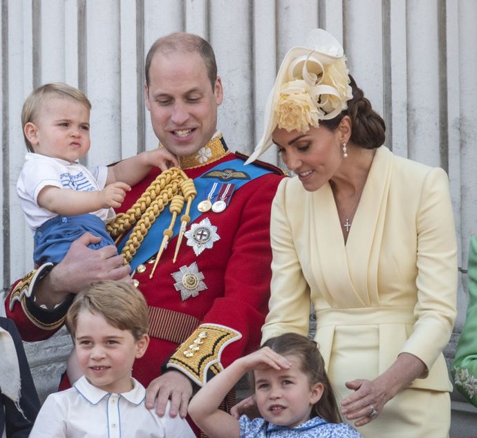 2019
V roce 2019 princ George nechyběl na balkonu Buckinghamského paláce při slavnosti Trooping the Colour.
2019
V roce 2019 princ George nechyběl na balkonu Buckinghamského paláce při slavnosti Trooping the Colour.