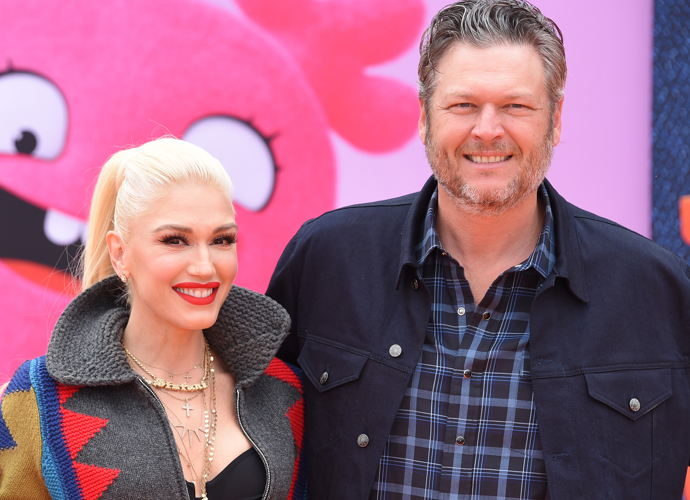 U rudé rtěnky zpěvačka Gwen Stefani zůstala, obočí však nosí již daleko přirozenější.

