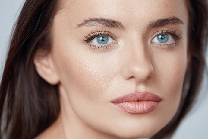 Některé ženy nemají s úpravou obočí žádnou práci, jelikož jim přirozeně roste v hezkém tvaru.
