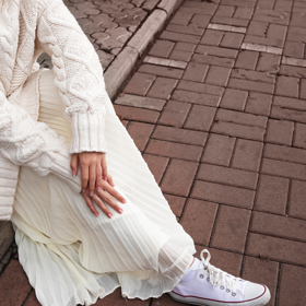 V oversize oblečení budete vypadat starší, ale také tyto beztvaré modely přidávají opticky i kila navíc.
