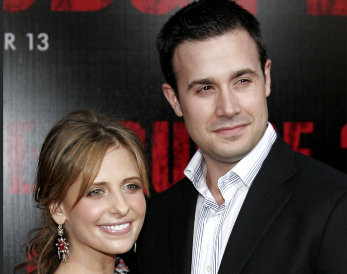 Freddie s manželkou Sarah Michelle Gellar.
