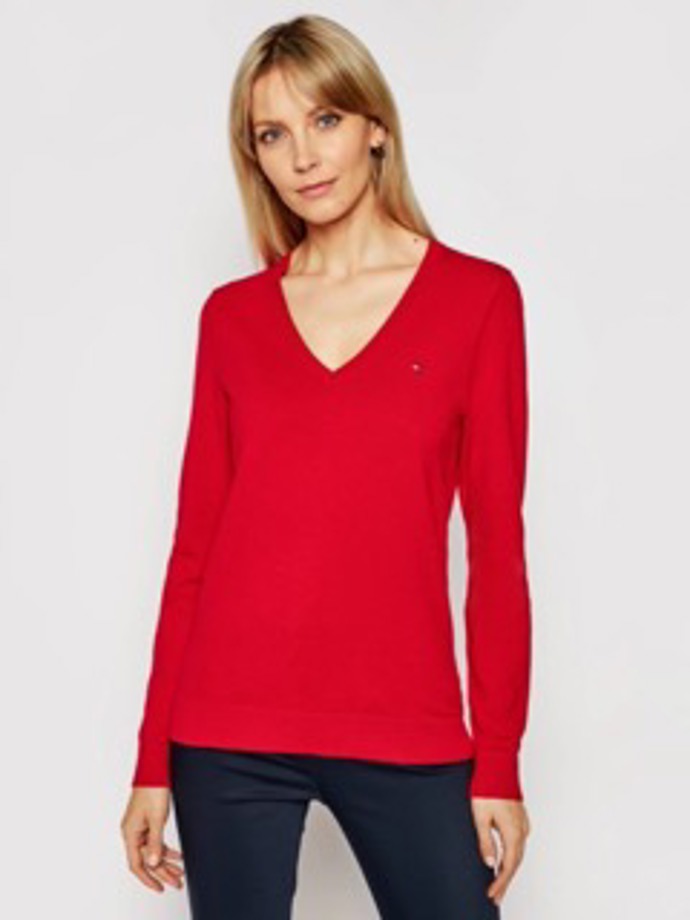 Zářivě červená barva letos ovládne podzimní módní trendy.

Značka svetru: Tommy Hilfiger
