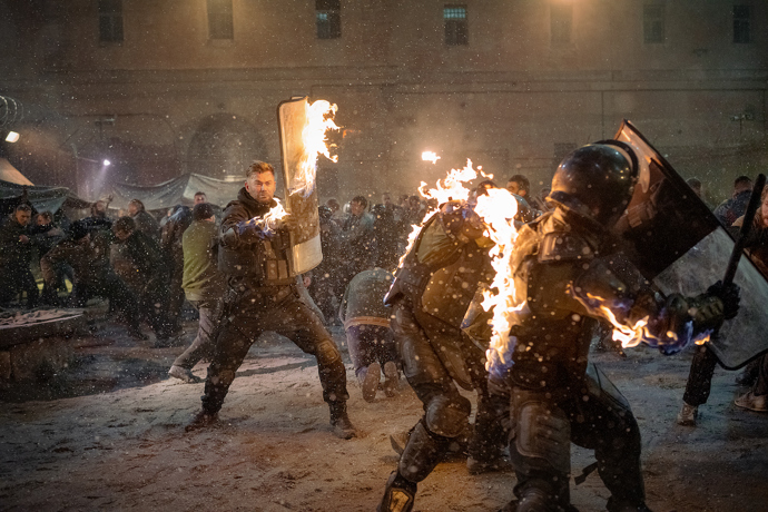 Do Prahy za netflixovým trhákem Vyproštění 2

Pokud rádi sledujete novinky na streamovací platformě Netflix, pak vám zřejmě neutekl nový akční snímek Vyproštění 2 s Chrisem Hemsworthem v hlavní roli. Téměř celý snímek se natáčel v České republice, vyjma několika záběrů z Vídně.

Zdá se, že režisér Sam Hargrave si Česko skutečně zamiloval, což potvrdil také při slavnostní premiéře v Praze v červnu letošního roku.  „Je skvělé být zpátky v Česku,” uvedl na začátek. Na otázku, co pro něj bylo během natáčení v Česku nejcennější, odpověděl rozhodně, že lidé. „Velká poklona celému štábu. Ve filmu se odehrává například akční scéna trvající celých 21 minut ve vězení! Byla opravdu velmi náročná, a to ve všech ohledech. Ale díky celému štábu, jejich nasazení, ale hlavně nadšení a odhodlání odvést tu nejlepší práci, jsme to zvládli. Točil jsem na hodně místech po celém světě, ale musím říct, že Česká republika byla jedním z těch nejlepších,“ pochválil své české kolegy a zároveň věnoval speciální potlesk místním kaskadérům. „Praha a Česká republika jsou velmi krásné. Už teď vím, že se sem brzy vrátím,” dodal. 
