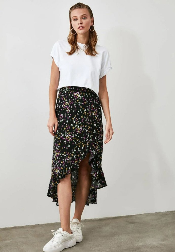 Bílé tričko a tenisky jsou k midi sukním skvělou volbou. Trendyol, Zalando, 712,00 Kč
