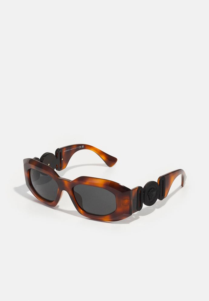 Versace, 6350 Kč, Zalando
Versace, 6350 Kč, Zalando