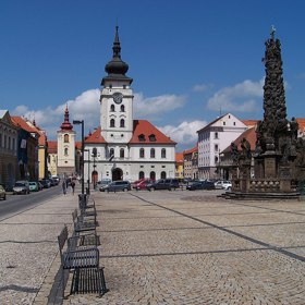 Do Žatce s Králíčkem Jojo

Žatec, ani ne dvacetitisícové městečko na severozápadě Česka, se postupem času stalo žádanou lokací pro štáby z tuzemska i zahraničí. Poměrně nedávno se proměnil v dějiště černé komedie Králíček Jojo, která sarkasticky reflektuje události druhé světové války. V roce 2020 si kromě jiných ocenění odnesla dokonce Oscara. Snímek z dílny novozélandského režiséra jménem Taika Waititi se natáčel především v Žatci a Úštěku, některé záběry také v Praze. Žatec byl shodou okolností hraničním městem třetí říše a koncem války město sloužilo jako lazaret a skrýš pro prchající vojáky Wehrmachtu, tudíž výběr pro Králíčka Jojo není úplně nahodilý. 

V Žatci si můžete projít hned několik míst v centru města jako například Chelčického náměstí nebo Alšovu ulici, které se ve filmových scénách dají snadno identifikovat. V areálu Galerie Sladovna naleznete dokonce celou výstavu s výmluvným názvem Žatec ve filmu, která podrobně představuje, jak si filmaři městečko oblíbili.

 
