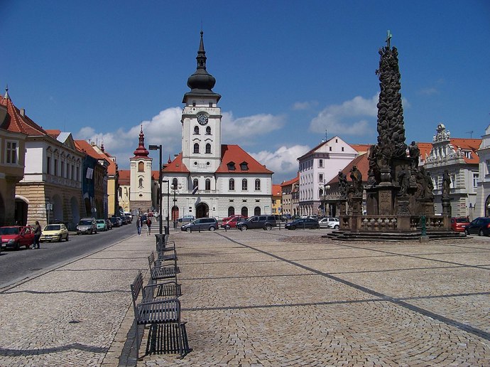 Do Žatce s Králíčkem Jojo

Žatec, ani ne dvacetitisícové městečko na severozápadě Česka, se postupem času stalo žádanou lokací pro štáby z tuzemska i zahraničí. Poměrně nedávno se proměnil v dějiště černé komedie Králíček Jojo, která sarkasticky reflektuje události druhé světové války. V roce 2020 si kromě jiných ocenění odnesla dokonce Oscara. Snímek z dílny novozélandského režiséra jménem Taika Waititi se natáčel především v Žatci a Úštěku, některé záběry také v Praze. Žatec byl shodou okolností hraničním městem třetí říše a koncem války město sloužilo jako lazaret a skrýš pro prchající vojáky Wehrmachtu, tudíž výběr pro Králíčka Jojo není úplně nahodilý. 

V Žatci si můžete projít hned několik míst v centru města jako například Chelčického náměstí nebo Alšovu ulici, které se ve filmových scénách dají snadno identifikovat. V areálu Galerie Sladovna naleznete dokonce celou výstavu s výmluvným názvem Žatec ve filmu, která podrobně představuje, jak si filmaři městečko oblíbili.

 

