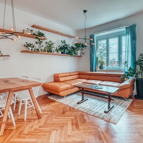 Byt pro mladou rodinu se nachází v bytovém domě v pražských Vršovicích. Požadavek mladé rodiny byl vytvořit z původních kanceláří v suterénu funkční interiér, který bude splňovat veškeré jejich potřeby. Důležité pro ně bylo, aby prostor mohli kdykoli během dne snadno a velice rychle oddělit na soukromé zóny a pak naopak zase propojit pro společné aktivity.
Byt pro mladou rodinu se nachází v bytovém domě v pražských Vršovicích. Požadavek mladé rodiny byl vytvořit z původních kanceláří v suterénu funkční interiér, který bude splňovat veškeré jejich potřeby. Důležité pro ně bylo, aby prostor mohli kdykoli během dne snadno a velice rychle oddělit na soukromé zóny a pak naopak zase propojit pro společné aktivity.