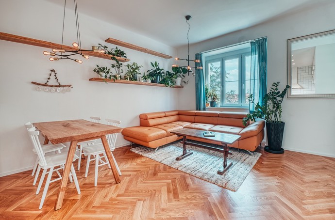 Byt pro mladou rodinu se nachází v bytovém domě v pražských Vršovicích. Požadavek mladé rodiny byl vytvořit z původních kanceláří v suterénu funkční interiér, který bude splňovat veškeré jejich potřeby. Důležité pro ně bylo, aby prostor mohli kdykoli během dne snadno a velice rychle oddělit na soukromé zóny a pak naopak zase propojit pro společné aktivity. 
