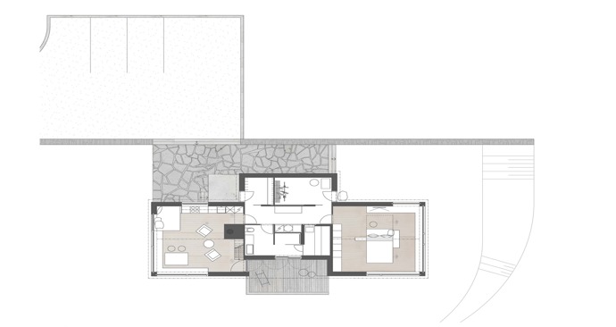Modrý šindelový obklad a elegantní bílé rámy oken vytvářejí kontrast, který nemůžete přehlédnout. Architektka Markéta Cajthamlová a její tým se postarali o každý detail, ať už jde o interiér plný dřeva nebo promyšlenou dispozici, která nabídne vše, co potřebujete.
