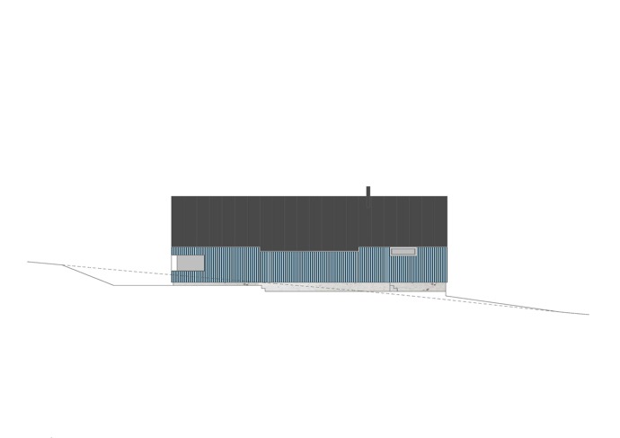Modrý šindelový obklad a elegantní bílé rámy oken vytvářejí kontrast, který nemůžete přehlédnout. Architektka Markéta Cajthamlová a její tým se postarali o každý detail, ať už jde o interiér plný dřeva nebo promyšlenou dispozici, která nabídne vše, co potřebujete.
