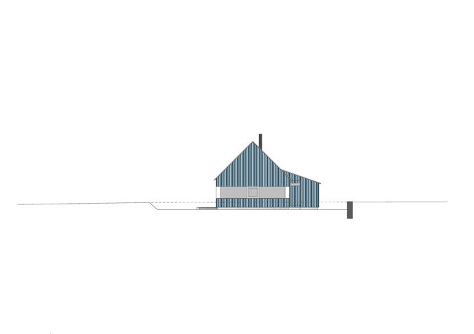 Modrý šindelový obklad a elegantní bílé rámy oken vytvářejí kontrast, který nemůžete přehlédnout. Architektka Markéta Cajthamlová a její tým se postarali o každý detail, ať už jde o interiér plný dřeva nebo promyšlenou dispozici, která nabídne vše, co potřebujete.
