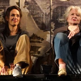 Carmen Mayerová a Tereza Kostková ve hře Na útěku v Divadle Kalich
