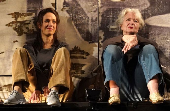 Carmen Mayerová a Tereza Kostková ve hře Na útěku v Divadle Kalich
Carmen Mayerová a Tereza Kostková ve hře Na útěku v Divadle Kalich