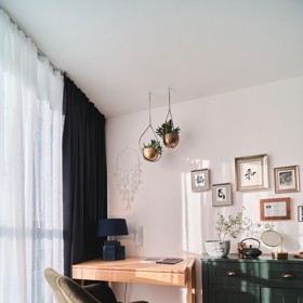 Mladá žena oslovila autorku s tím, aby jí zařídila malometrážní byt tak, aby byl funkční, vkusný a minimalistický. Základní barvou v interiéru je bílá, kterou doplňuje béžová, tmavošedá a černá. Nábytek má čisté linie, místy je až stroze geometrický. Minimalistický kov se sklem je vhodně doplněn dřevem.
