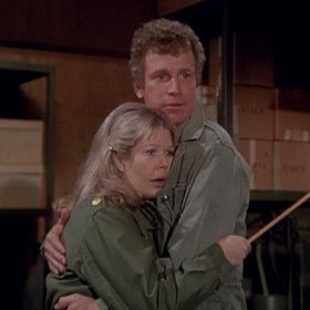 Loretta Swit & Wayne Rogers v seriálu M*A*S*H*.
