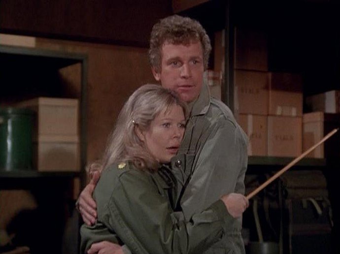Loretta Swit & Wayne Rogers v seriálu M*A*S*H*.
Loretta Swit & Wayne Rogers v seriálu M*A*S*H*.