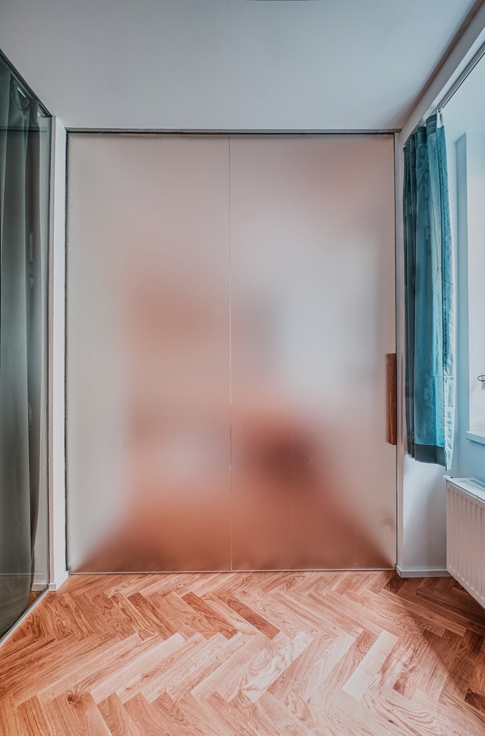 Byt pro mladou rodinu se nachází v bytovém domě v pražských Vršovicích. Požadavek mladé rodiny byl vytvořit z původních kanceláří v suterénu funkční interiér, který bude splňovat veškeré jejich potřeby. Důležité pro ně bylo, aby prostor mohli kdykoli během dne snadno a velice rychle oddělit na soukromé zóny a pak naopak zase propojit pro společné aktivity. 
