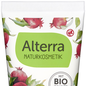 Krém na ruce Granátové jablko & Bambucé máslo Alterra (Rossmann)  

Máte-li suchou a namáhanou pokožku, sáhněte po tomhle krému, který jí dodá potřebnou výživu, ale přitom nezanechává mastný film. Navíc je super, že obsahuje BIO složky, nanejdete v něm barviva, parfémy ani konzervační látky. Sympatický je i fakt, že obal neobsahuje mikroplasty. Můžeme doporučit. 

Cena: 49,90 Kč (75 ml)
