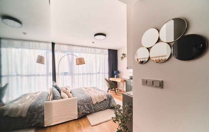 Mladá žena oslovila autorku s tím, aby jí zařídila malometrážní byt tak, aby byl funkční, vkusný a minimalistický. Základní barvou v interiéru je bílá, kterou doplňuje béžová, tmavošedá a černá. Nábytek má čisté linie, místy je až stroze geometrický. Minimalistický kov se sklem je vhodně doplněn dřevem.
