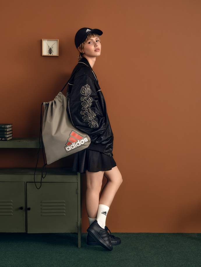Oversized bomber můžete zkombinovat s minisukní, teniskami a vyššími ponožkami.
