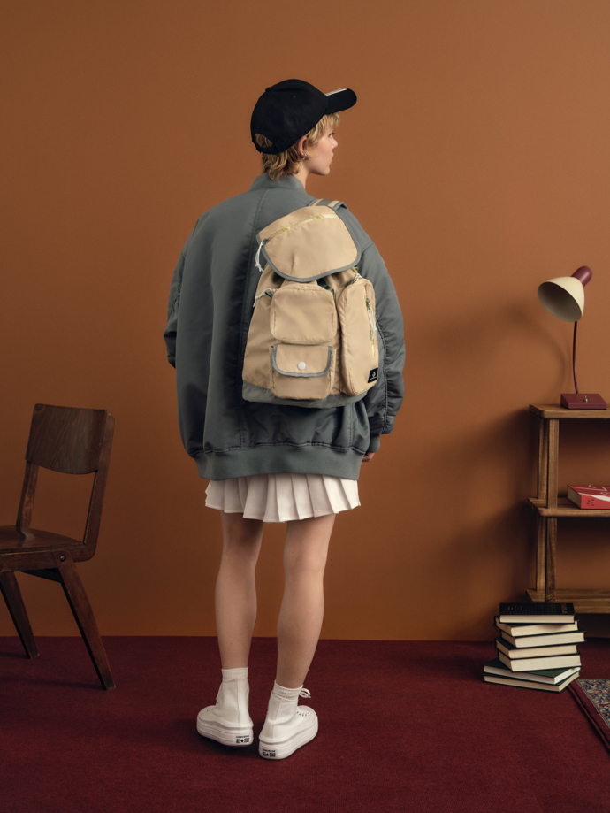 Bomber, skládaná minisukně, Conversky a batoh společně evokují back to school náladu.
