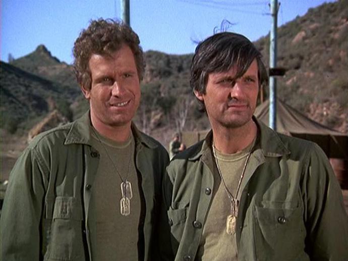 Wayne Rogers & Alan Alda jako Trapper & Hawkeye.
Wayne Rogers & Alan Alda jako Trapper & Hawkeye.