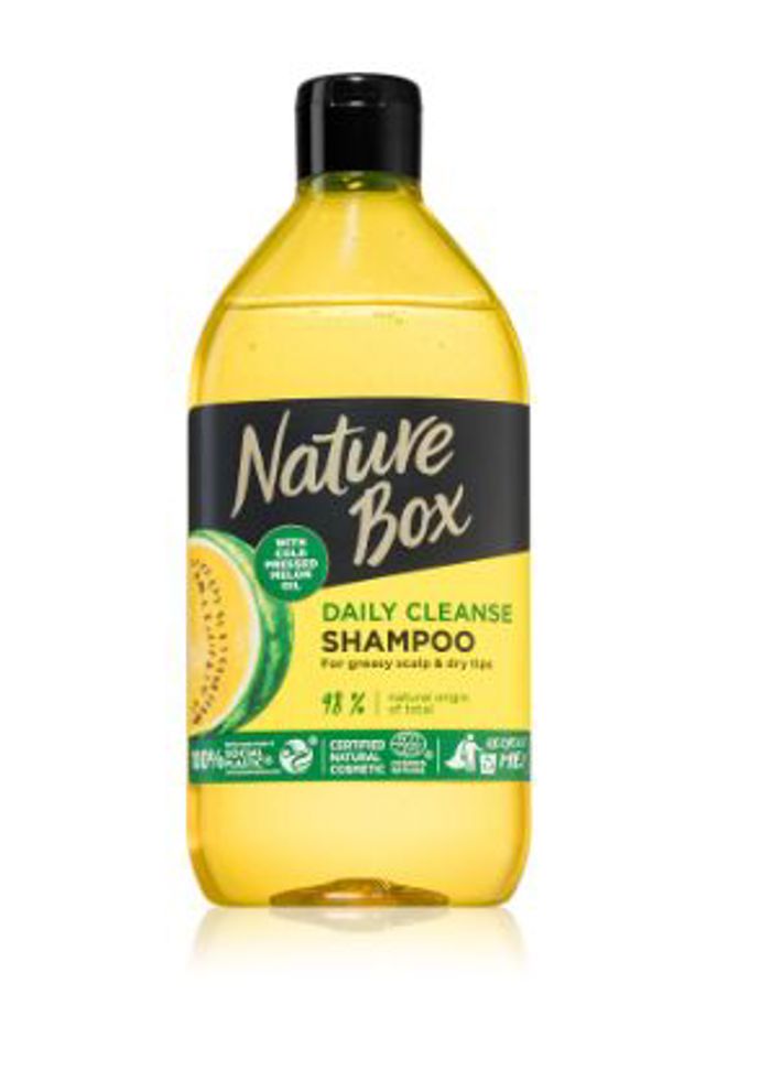 Čisticí šampon pro mastnou pokožku hlavy Melon (Nature Box)

Pokud si potřebujete mýt vlasy často (třeba každý den), je tenhle šampon skvělou volbou. Má hustou a jemnou konzistenci a nádherně voní po melounech. Ta vůně je až návyková. Vlasy jsou po něm krásně bohaté a jemné, budete z nich mít příjemný pocit. Složení je navíc z 98 % přírodní. Jediným mínusem je to, že k šamponu není kondicionér.  

Cena: 184,90 Kč (385 ml)
