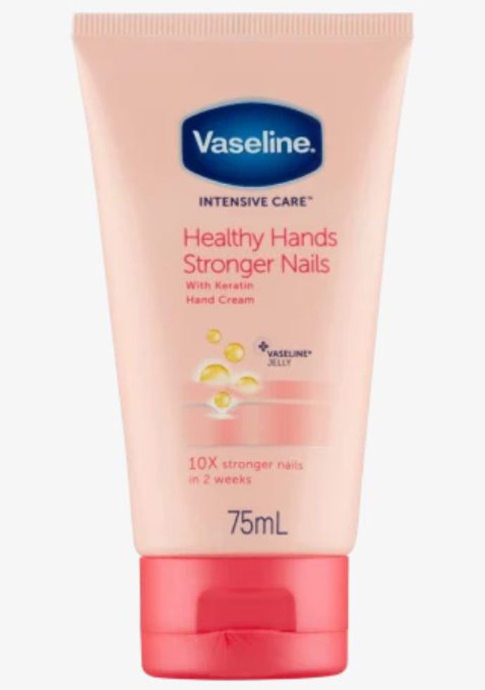Intensive Care krém na ruce a nehty (Vaseline)

Pokud vaše ruce potřebují porci regenerace, sáhněte právě po tomto krému. Vyživí nejen pokožku, ale také nehty, které současně posiluje. Viditelné výsledky jsou patrné už o dvou týdnech! Nehty budou pevnější a nebudou se tolik lámat. Krém je příjemný i z toho důvodu, že se dobře vstřebává.

Cena: 109 Kč (75 ml)
