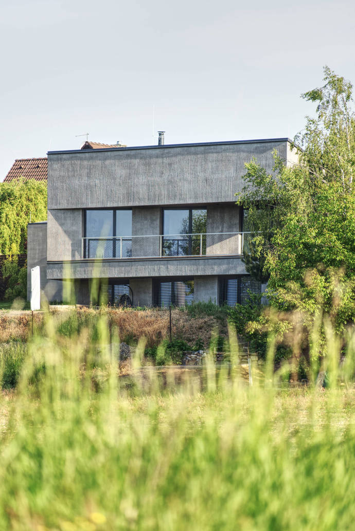 Zapuštěný do svahu, rozdělený na dvě úrovně a promyšleně natočený ke světovým stranám. Tento dům vytváří fascinující optické iluze a dokáže se otevřít nebo uzavřít podle aktuálních potřeb. Vstupte do světa inovace a funkční elegance!
Zapuštěný do svahu, rozdělený na dvě úrovně a promyšleně natočený ke světovým stranám. Tento dům vytváří fascinující optické iluze a dokáže se otevřít nebo uzavřít podle aktuálních potřeb. Vstupte do světa inovace a funkční elegance!