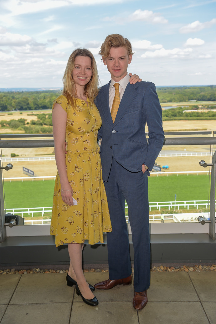 Thomas Brodie-Sangster a jeho snoubenka Talulah Riley na dostizích v Anglii v létě 2022
Thomas Brodie-Sangster a jeho snoubenka Talulah Riley na dostizích v Anglii v létě 2022