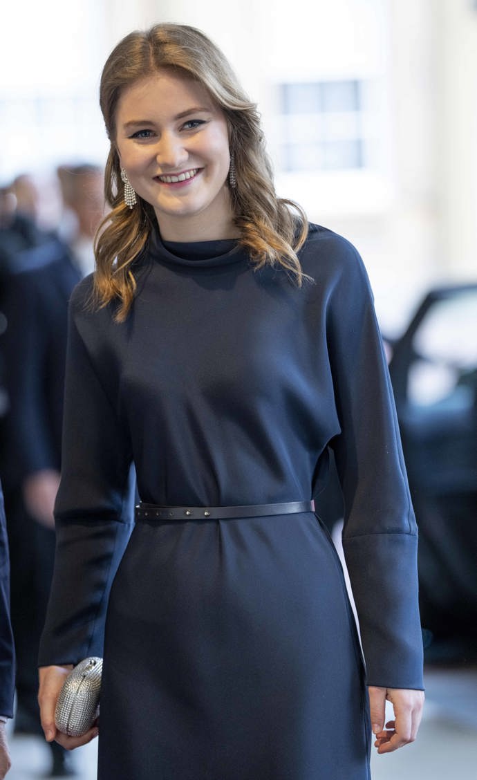 Princezna Elisabeth Belgická

Jednadvacetiletá Elisabeth už v minulosti dokázala, že není žádná „rozmazlená“ princezna. V roce 2020 absolvovala Belgickou královskou vojenskou akademii, v jejíchž školních osnovách nechybí střelba nebo sebeobrana. 

Na druhou stranu je důležité říci, že i přes veškeré královské povinnosti je princezna především dospívající dívkou, která má své zájmy a osobní život. Ve volném čase hraje na klavír, věnuje se tenisu, lyžování a miluje trekking. Kromě sportu a hudby si ráda zajde na kávu s kamarádkami nebo si něco dobrého uvaří.
