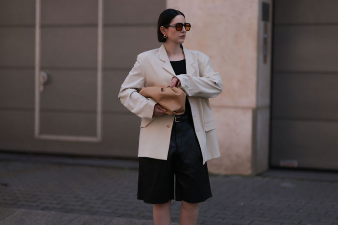 Váš outfit může získat příjemný nádech díky své svrchní vrstvě, tedy lehkému sako či bundě. Ty se budou zejména v září hodit.
