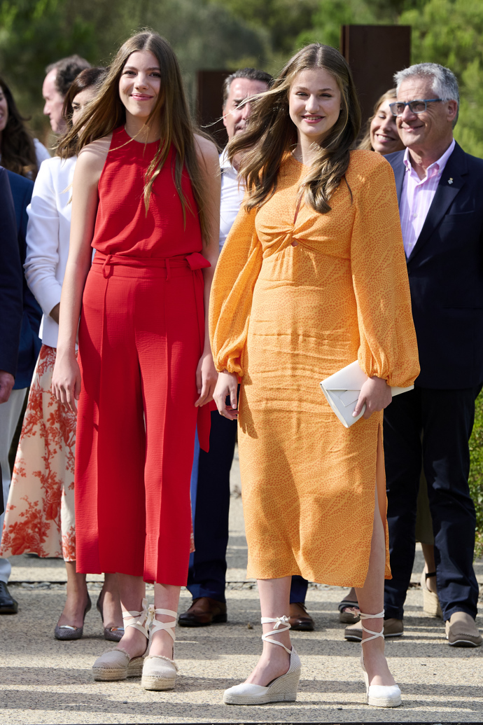 Princezna Leonor (vpravo)

Královské povinnosti jednou čekají také španělskou princeznu Leonor. Nejstarší dcera krále Filipa VI. a královny Letizie přistupuje ke své budoucnosti velmi zodpovědně a od září nastupuje na tříletý výcvik v rámci vojenské akademie. Španělská princezna si je dobře vědoma toho, že jednoho dne bude nejen hlavou španělské monarchie, ale také vrchní velitelkou španělských ozbrojených sil. „Jako v každé konstituční monarchii musí mít monarcha vojenský výcvik a zkušenosti,“ prohlásila španělská ministryně obrany Margarita Robles v březnu letošního roku. 
