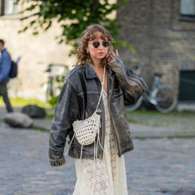 Romantický outfit s rockovým nádechem dotvoříte krémovou háčkovanou crossbody kabelkou.
