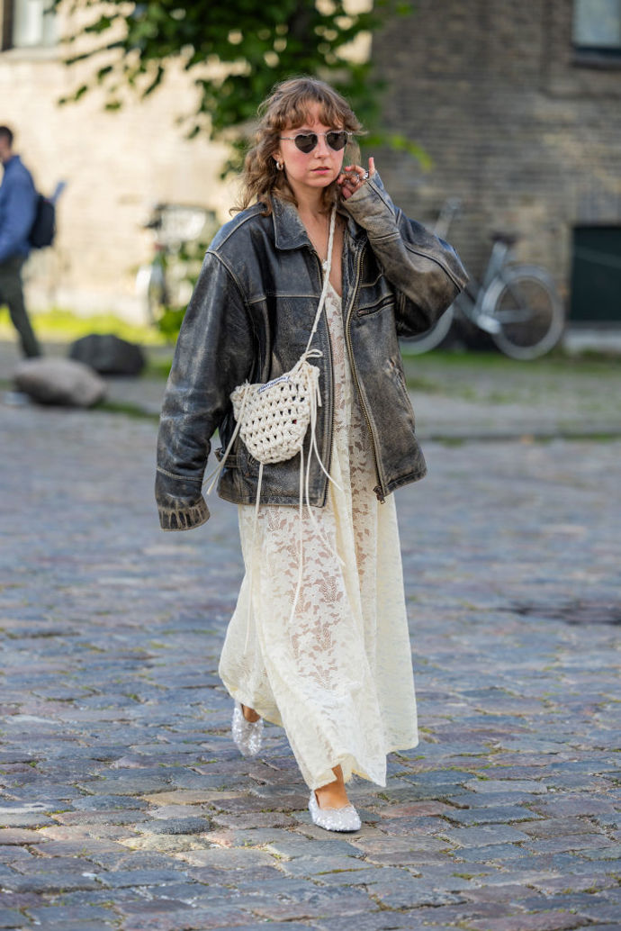 Romantický outfit s rockovým nádechem dotvoříte krémovou háčkovanou crossbody kabelkou.
Romantický outfit s rockovým nádechem dotvoříte krémovou háčkovanou crossbody kabelkou.