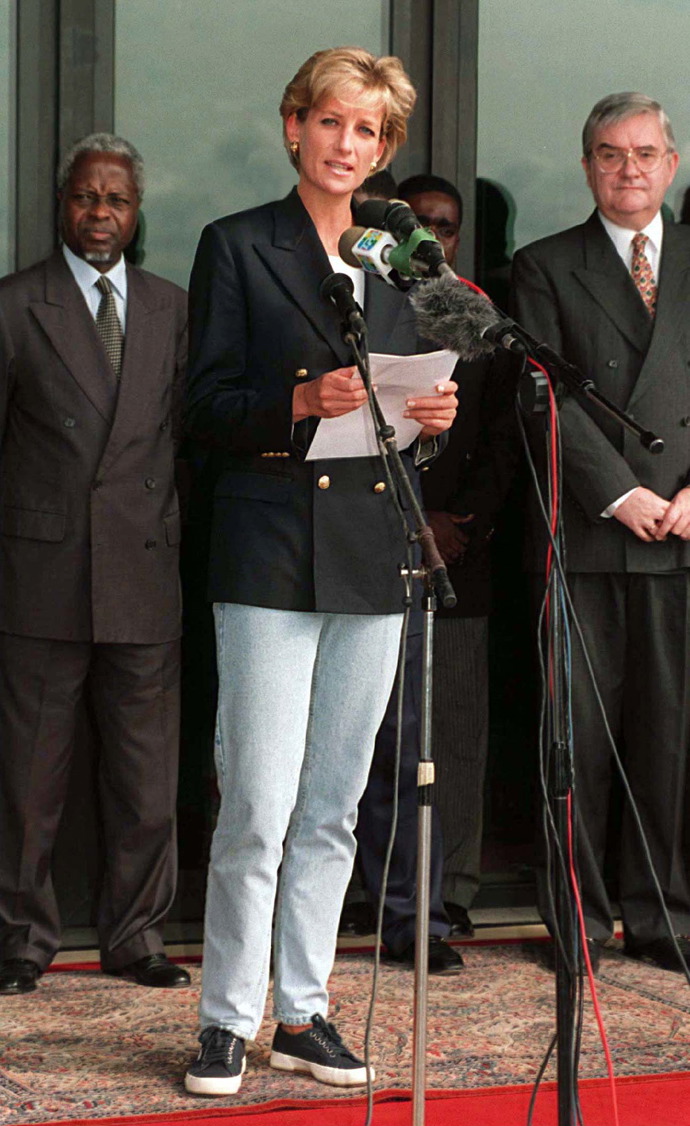 Zapomenout nemůžeme ani na princezny outfit z roku 1997, kdy oblékla volné světlé džíny, rovně střižené černé sako a černé tenisky Superga. 
