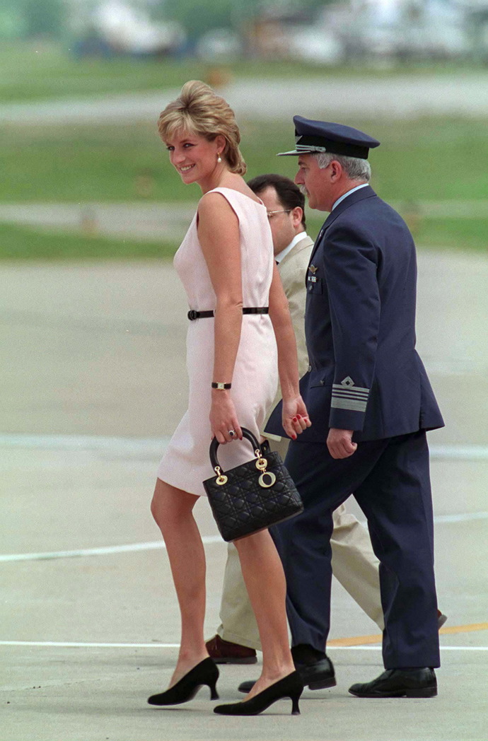 Princezna Diana dostala během návštěvy Paříže v roce 1995 v skutku luxusní dárek. První dáma Francie Bernadette Chirac věnovala princezně Dianě kabelku Chouchou od značky Dior. A nutno dodat, že se naprosto trefila do princezny vkusu. 
