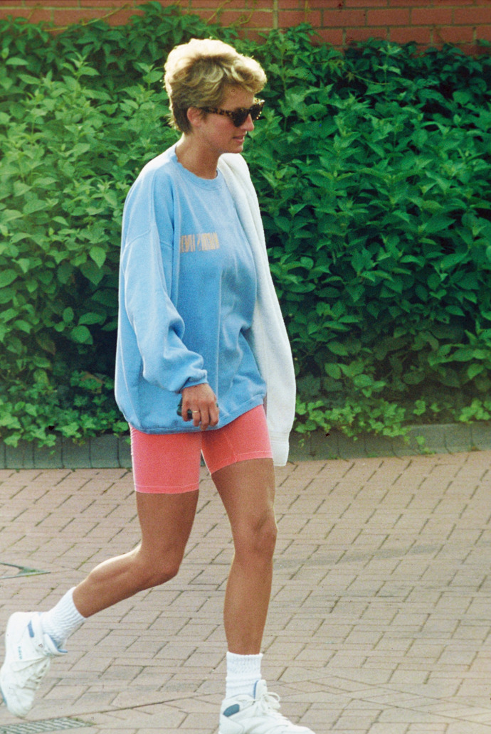 Princezna Diana nejraději kombinovala cyklistické šortky s bílými „ugly“ teniskami od značky Reebok, které jsou stále k dostání na trhu. 
