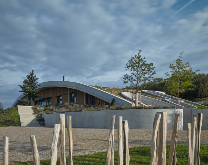Vinařství Gurdau bylo založeno v roce 2012 na „zelené louce“ a ještě téhož roku byly vysázeny první vinice na svazích nad obcí Kurdějov. O výstavbě vinařského domu se začalo uvažovat o čtyři roky později. V loňském roce vyrostl fascinující objekt, který rozhodně stojí za pozornost. 
