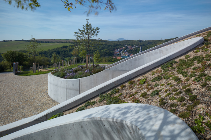 Vinařství Gurdau bylo založeno v roce 2012 na „zelené louce“ a ještě téhož roku byly vysázeny první vinice na svazích nad obcí Kurdějov. O výstavbě vinařského domu se začalo uvažovat o čtyři roky později. V loňském roce vyrostl fascinující objekt, který rozhodně stojí za pozornost. 

