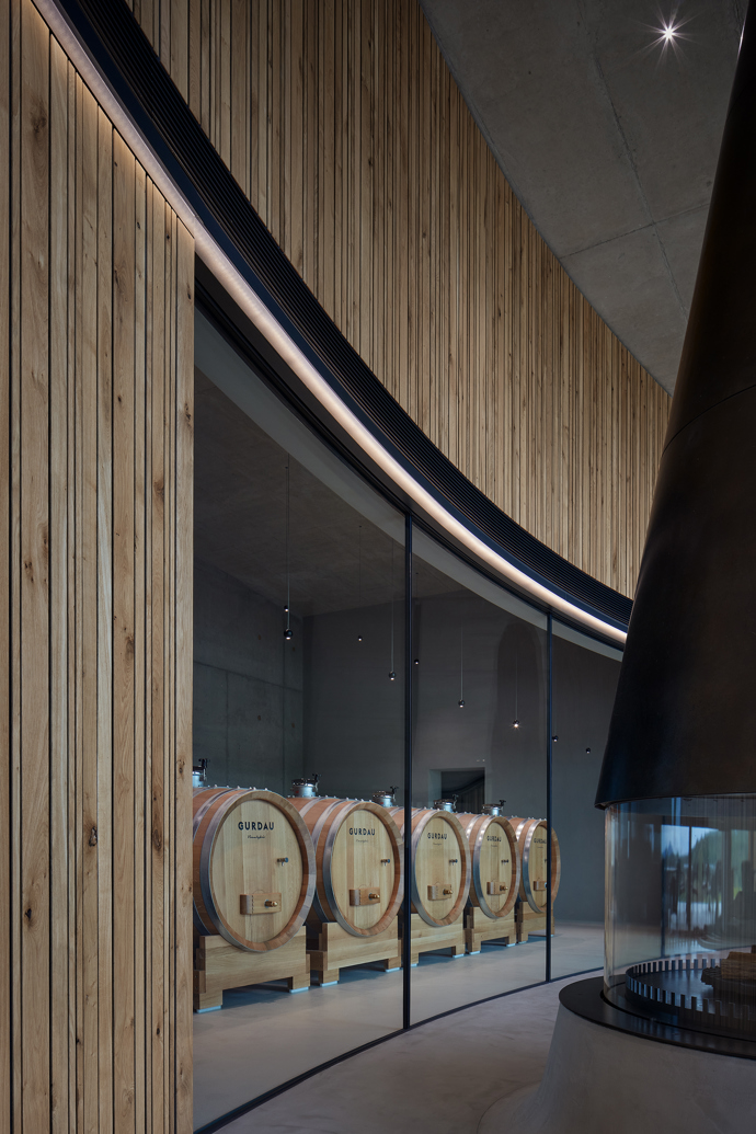 Vinařství Gurdau bylo založeno v roce 2012 na „zelené louce“ a ještě téhož roku byly vysázeny první vinice na svazích nad obcí Kurdějov. O výstavbě vinařského domu se začalo uvažovat o čtyři roky později. V loňském roce vyrostl fascinující objekt, který rozhodně stojí za pozornost. 
