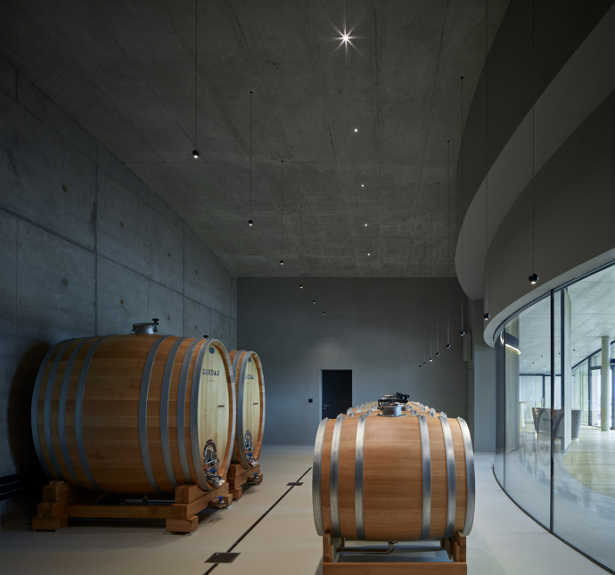 Vinařství Gurdau bylo založeno v roce 2012 na „zelené louce“ a ještě téhož roku byly vysázeny první vinice na svazích nad obcí Kurdějov. O výstavbě vinařského domu se začalo uvažovat o čtyři roky později. V loňském roce vyrostl fascinující objekt, který rozhodně stojí za pozornost. 
