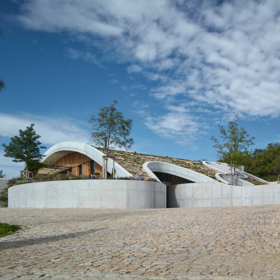 Vinařství Gurdau bylo založeno v roce 2012 na „zelené louce“ a ještě téhož roku byly vysázeny první vinice na svazích nad obcí Kurdějov. O výstavbě vinařského domu se začalo uvažovat o čtyři roky později. V loňském roce vyrostl fascinující objekt, který rozhodně stojí za pozornost. 
