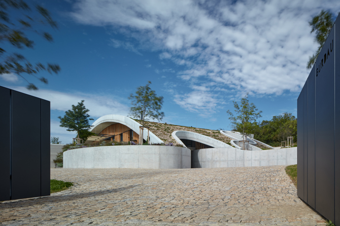 Vinařství Gurdau bylo založeno v roce 2012 na „zelené louce“ a ještě téhož roku byly vysázeny první vinice na svazích nad obcí Kurdějov. O výstavbě vinařského domu se začalo uvažovat o čtyři roky později. V loňském roce vyrostl fascinující objekt, který rozhodně stojí za pozornost. 
