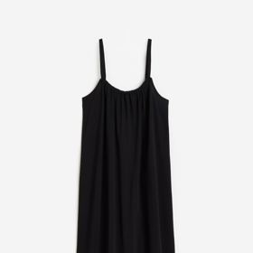 Černé šaty na ramínka, H&M, 299 Kč
