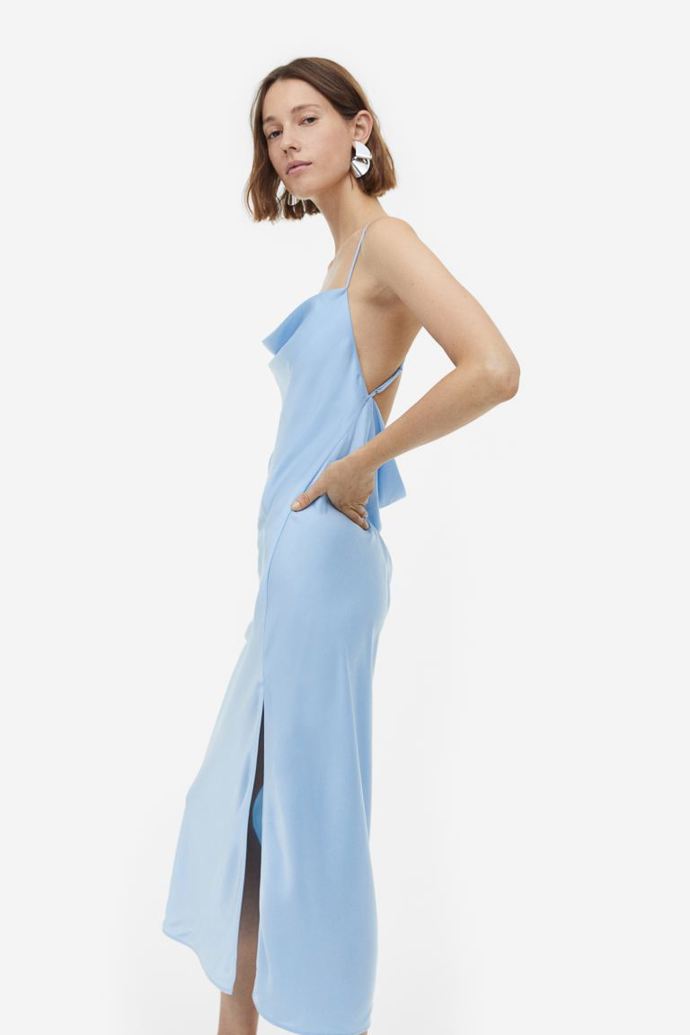 Bleděmodré saténové šaty, H&M, 899 Kč
Bleděmodré saténové šaty, H&M, 899 Kč